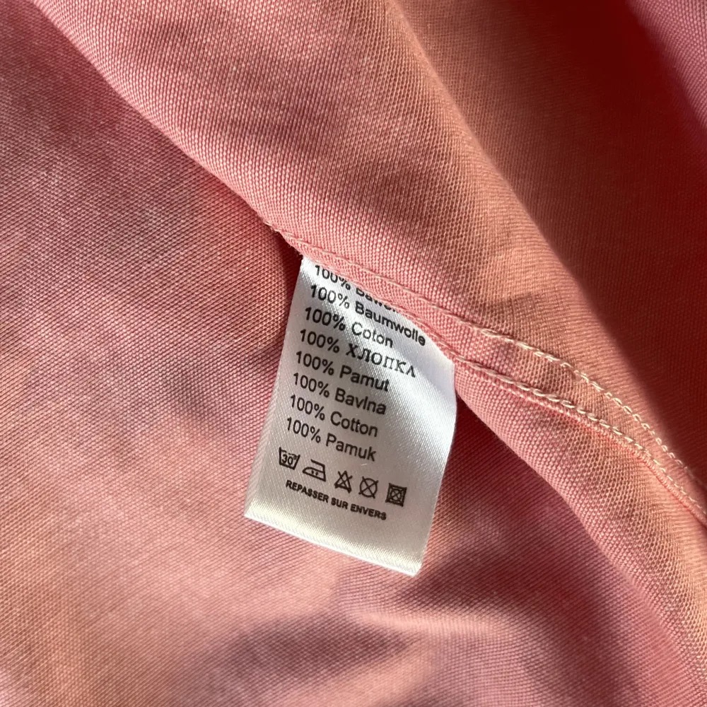 En skjorta från Ralph loren i färgen rosa. Min svågers skjorta som han köpte för ungefär 15 år sedan. Storlek xl slimfit. Men aldrig använd så mycket bra skick.. Skjortor.