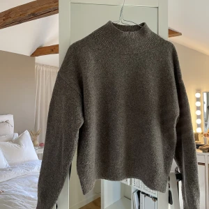 Brun stickad tröja - Säljer nu min bruna stickade tröja från Hm. Tröjan har en halvpolo och är väldigt mjuk i materialet. Nypis 299:-😃