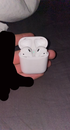 Air pods - Säljer mina air pods pågrund av att jag ska spara up pengar till ett par dyra skor. Dem är i ny skick litte repor på skalet men annars så är dem typ helt nya