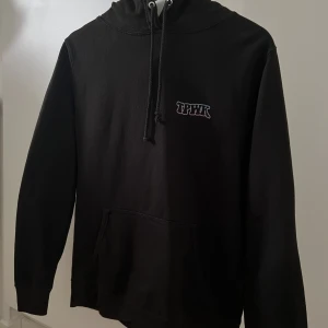 Harry styles hoodie - Säljer min egen dessignade Harry Styles Hoodie! Storlek M, men är väldigt liten i storleken så skulle säga att den passar XS😍😍