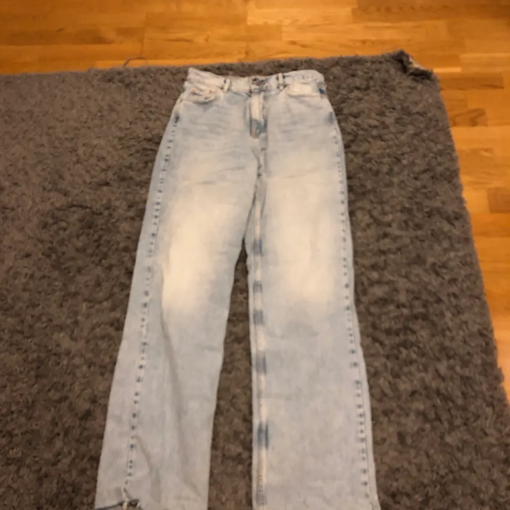 Ett par ljusblåa raka jeans i St 38  fårn Gina tricot andvända 2 gånger 💓köpta för 499kr säljer för 299kr skriv gärna om ni har andra prisförslag💓💓. Jeans & Byxor.