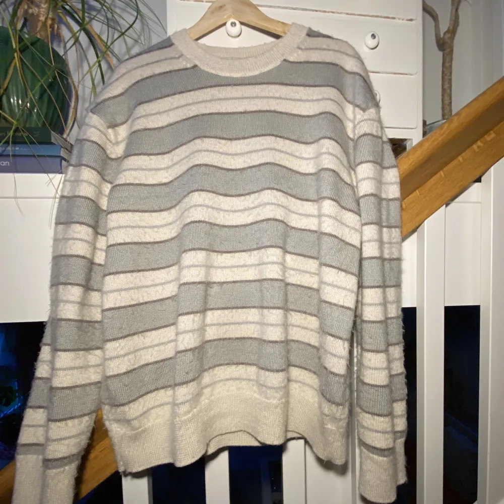 En stickad tröja från Arket i Storlek XL. Stickat.