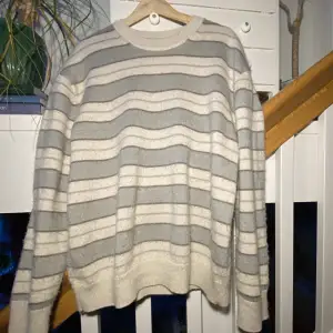 En stickad tröja från Arket i Storlek XL