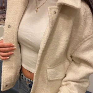 Vit jacka  - Säljer min fina vita jacka, använd fåtal gånger. Köpt i London.