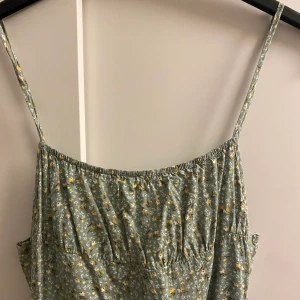 Grön blommig klänning - Grön blommig klänning, tajt åtsittande, fri frakt✨