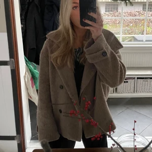 Brun arket kappa  - Helt slutsåld kort kappa från arket, använd sparsamt och i bra skick! Säljer då den inte används lika mycket längre