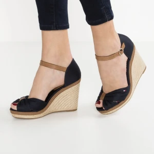 Tommy hilfiger klackar - Säljer dessa klackar från Tommy hilfiger. Knappt använda. 400kr eller bud