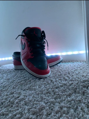 Jordan 1 Low Gym Red Pebbled - Jordan 1 low storlek 44 i mycket bra skick, använd ca 2 ggr! Köpta under sommaren i Spanien men kommer tyvärr inte till användning långre. Skriv privat vid frågor!🫶