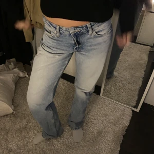 Lågmidjade jeans  - Svinsnygga lågmidjade jenans ifrån weekday. Modellen arrow💓💓nypris 500 säljer för 250kr