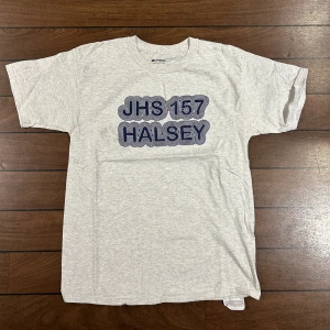 Champion JHS T-shirt  - Snygg vintage champion T-shirt i storlek M! Bara att skriva om du undrar över något🙏