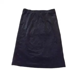 Superfin svart kjol i velour med paisleymönster! Passar perfekt till whimsigoth stilen🌟(Bilder tsgna från förra säljaren)
