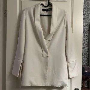 Snygg kavaj från missguided - Kavaj i storleken 36, från missguided X Madison beer. Använd men i välbehållet skick