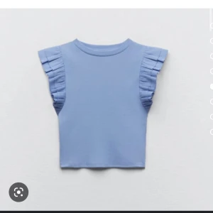Blå volang topp - Säljer denna populära volang topp från Zara i storlek M men den passar som en S.