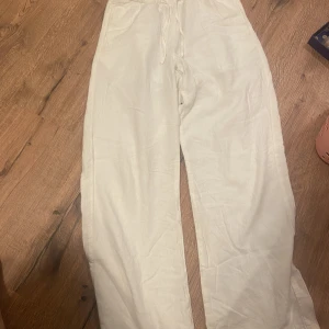 Linne byxor - Säljer dessa fina linne byxor, använt fåtal gånger då dom är lite för stora😇nypris 399 kr