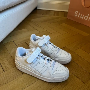 Adidas forum low sneakers - Säljer mina vita ”Adidas  forum low”  i färgen vit. Endast använda två gånger. Ser ut som nya och inga defekter. Storlek 38, normal i storlek.