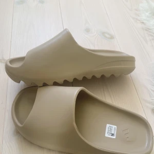 Yeezy slides ”Bone” - Passade inte då dom är små i storleken. Går inte att skicka tillbaka. Det är storlek 45, men passar 42/43