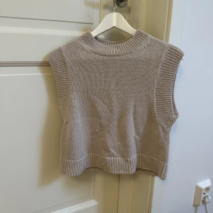 Stickad beige väst - Säljer denna såå fina beigea/graige västen, aldrig använd!❤️