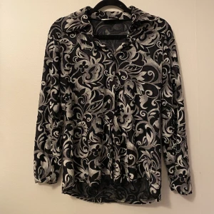 Meshskjorta - Skjorta med mönster och mesh. Står ingen storlek men skulle säga s. Från märket geitzy 