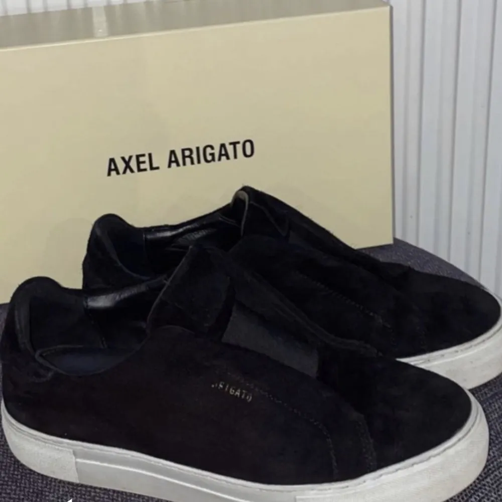 Hej, hjälper brorsan att sälja sina Axel Arigato skor. Dom är i extremt bra skick, inga slitage på mockan eller så! Skriv om ni har några frågor!❤️. Skor.