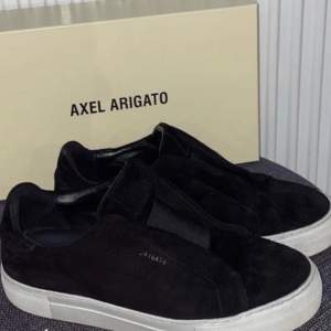 Hej, hjälper brorsan att sälja sina Axel Arigato skor. Dom är i extremt bra skick, inga slitage på mockan eller så! Skriv om ni har några frågor!❤️