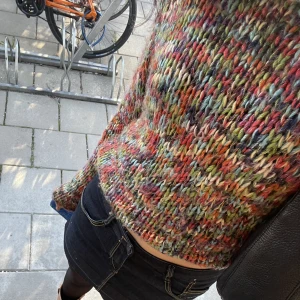 Färgglad stickad tröja - Ascool färgglad tröja med glitter i❤️ gjord i ullblandning med bl.a. mohair. Storlek L så det sitter oversize på mig som är storlek S på bilderna!