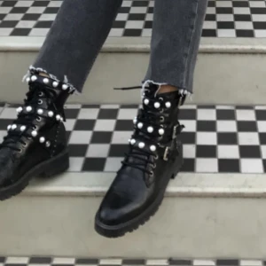 Kängor med pärlor  - Svarta kängor med pärlor 