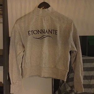 Tröja med tryck - Säljer nu min tröja som jag köpte på H&M för 75 kr og priset var 300 kr. Är i fi t skick och skönt material med en bommuls blandning