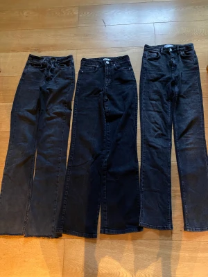 Jeans - 1par Madlady strl 32. 2 par Zara med slits. Strl. 32. 150 kr per par.  