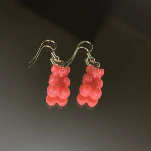 Hemmagjorda rosa björn örhängen. 🦋Material: rostfritt stål🦋  💖vad du får med: örhängen, plupp, transparent smyckes burk💖 intresserad? Tryck köp nu! Finns 2x av denna färg.