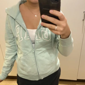 Gap zip up hoodie - Söt GAP zip up hoodie använd jätte få gånger och är i nyskick 