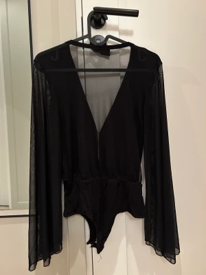 Gina Tricot body - Gina Tricot body i meshmaterial, täckande framtill och genomskinlig baktill. 