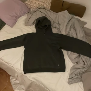 00s russel tröja - Säljer min gråa 00s russel hoodie, klipt vid luvan för en skönare fit men utöver det finns det inga flawd