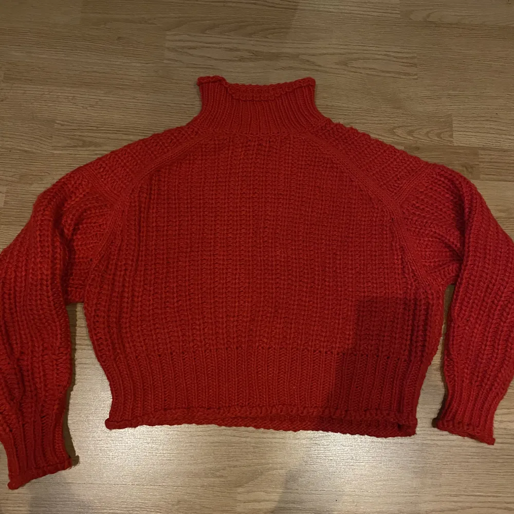 Fin stickad röd tröja med krage från H&M i storlek S, använd kanske 5 gånger (nypris 200kr) . Stickat.