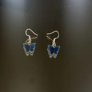 Hemmagjorda mörkblåa fjärils örhängen. 🦋Material: rostfritt stål🦋  💖vad du får med: örhängen, plupp, transparent smyckes burk💖 intresserad? Tryck köp nu!