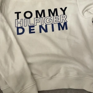 Tommy hilfiger tröja - Vit tommy hilfiger tröja som är använd fåtal gånger. Säljes pga ingen användning, väldigt fin och varm är som ny och otroligt bra kvalitet 