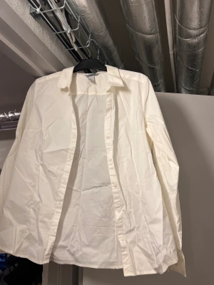 Vit skjorta från HM - Snygg simpel skjorta från HM
