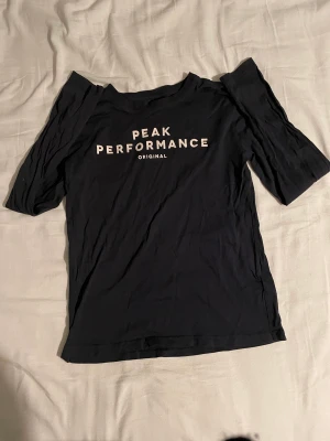 Peak performance tröja - En topp ifrån peak performance som inte blivit använd på länge därav lite skrynklig