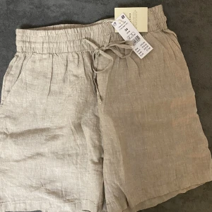 Linne shorts  - Disa linnen shorts från Gina tricot, helt nya med prislapp kvar. Färg beige, storlek 34 men skulle säga att d sitter mer som en 36. 100% linne. Nypris 279kr