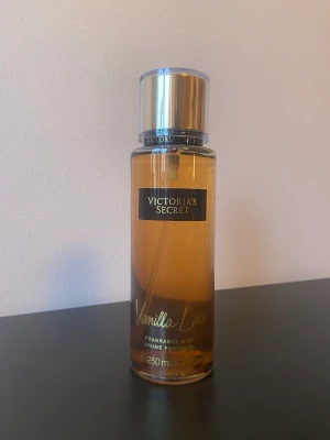 Victoria's Secret Vanilla Lace RARE - Endast testad.  Utgången lukt, Vanilla Lace säljs ej mer. Kostar uppåt 1000kr på andra second hand ställen. 