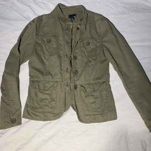 Snygg vårjacka  - Skitsnygg fitted vårjacka i väldigt fint skick! 