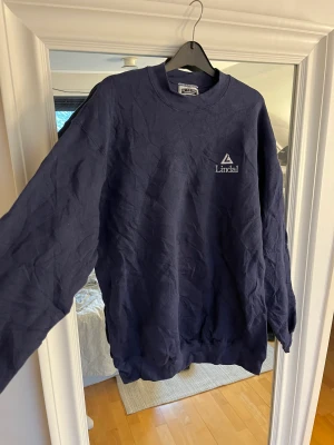 Leetröja - En tröja från Lee men broderi på bröstet.