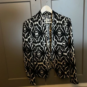 Kavaj storlek 44 - Kavaj i storlek 44. Från Gina tricot. Använd vid ett tillfälle. Fint skick!   