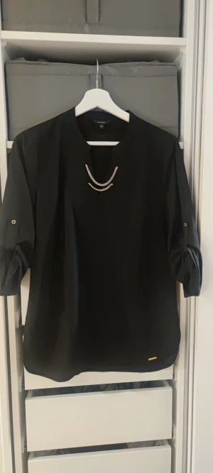 Blus från Guess  - Svart blus från Guess. Storlek S. Guldfärgade detaljer. Mycket fint skick. 