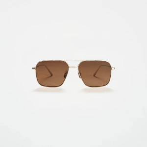 Chimi Aviator Brown - Säljer ett par chimis i Aviator Brown, helt oanvända med glasögonfodral och låda till. Gav dessa i present till min mamma men passade tyvärr inte därav måste jag sälja då de inte går att returnera. Hör av er vid intresse och övriga frågor💕 (köpta för 1400)