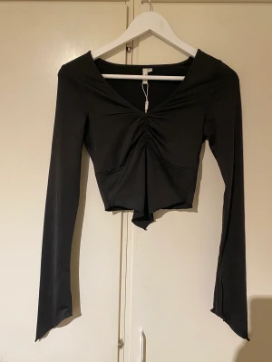 Fest topp - Fest topp från Nelly, aldrig använd. Sneskurning på ärmarna