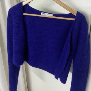 Stickad kofta Zara - En blå stickad kofta från Zara som tyvärr inte kommer till användning. I nyskick och den passar på mig som har xs/s💙😇