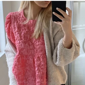 Rosa blus - Superfin blus som är köpt här på plick, men tyvärr var den lite för stor för mig:(  Bilderna är lånade från hon jag köpte av💕
