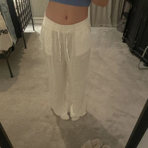 Vita linnebyxor  - Säljer mina vita linnebyxor från Gina Tricot. Byxorna är knappt använda och det är storlek 36🤩
