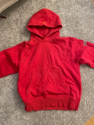 Peak huvtröja  - Nu säljer jag min röda peak huvtröja, som är i storlek L. Den är gammal i designen men är förövrigt i nyskick!