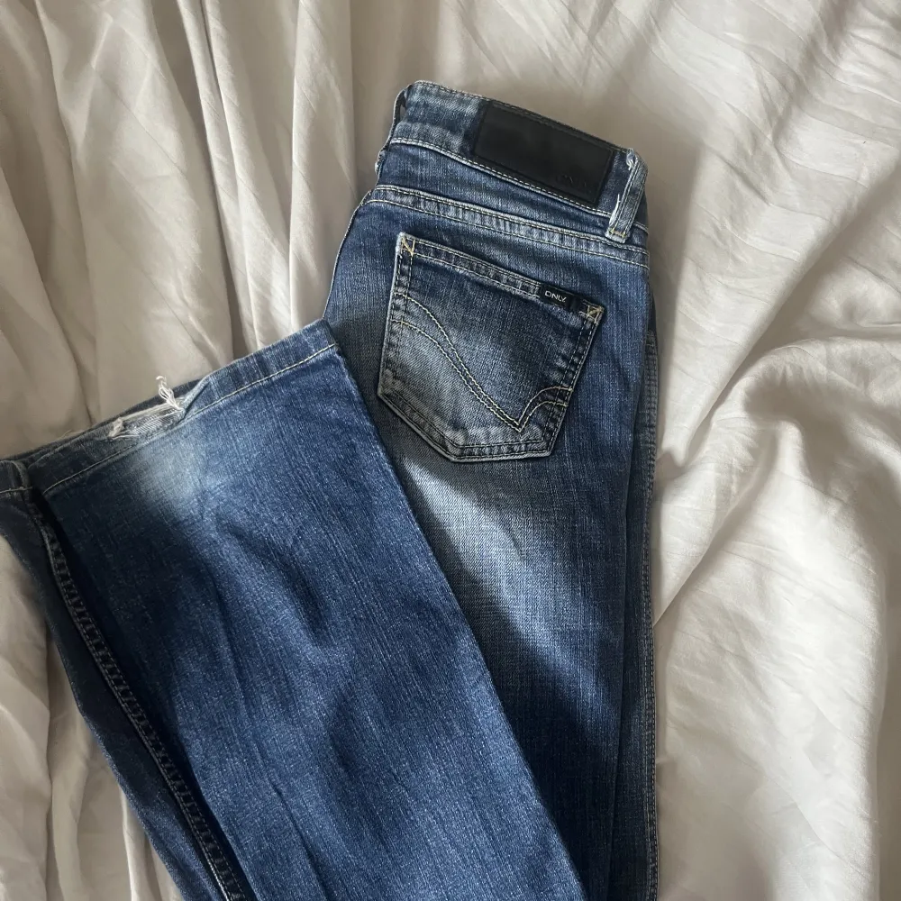 Jättesnygga jeans från only 🤩Köpta på plick men säljer då dom tyvärr var för små. Jeans & Byxor.